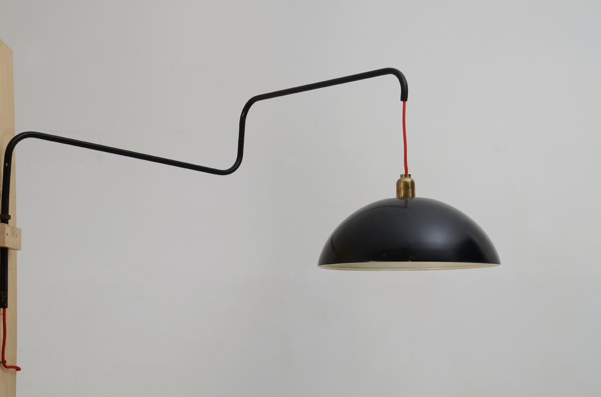 Martinelli Luce, lampada snodabile in metallo laccato con dettaglio in ottone, 1960ca.