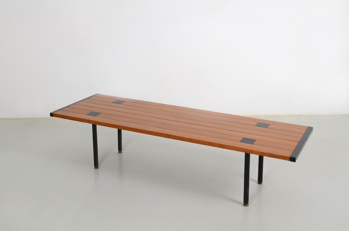 Ettore Sottsass, tavolo basso da centro a doghe con struttura in ferro e ottone, produzione Poltronova 1957.