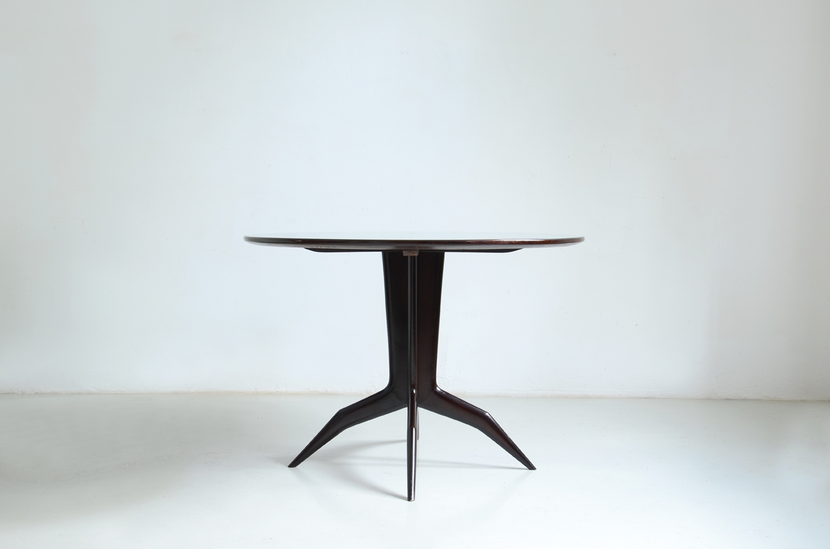 Elegante tavolo da centro in legno ebanizzato e vetro opaline, 1950ca.