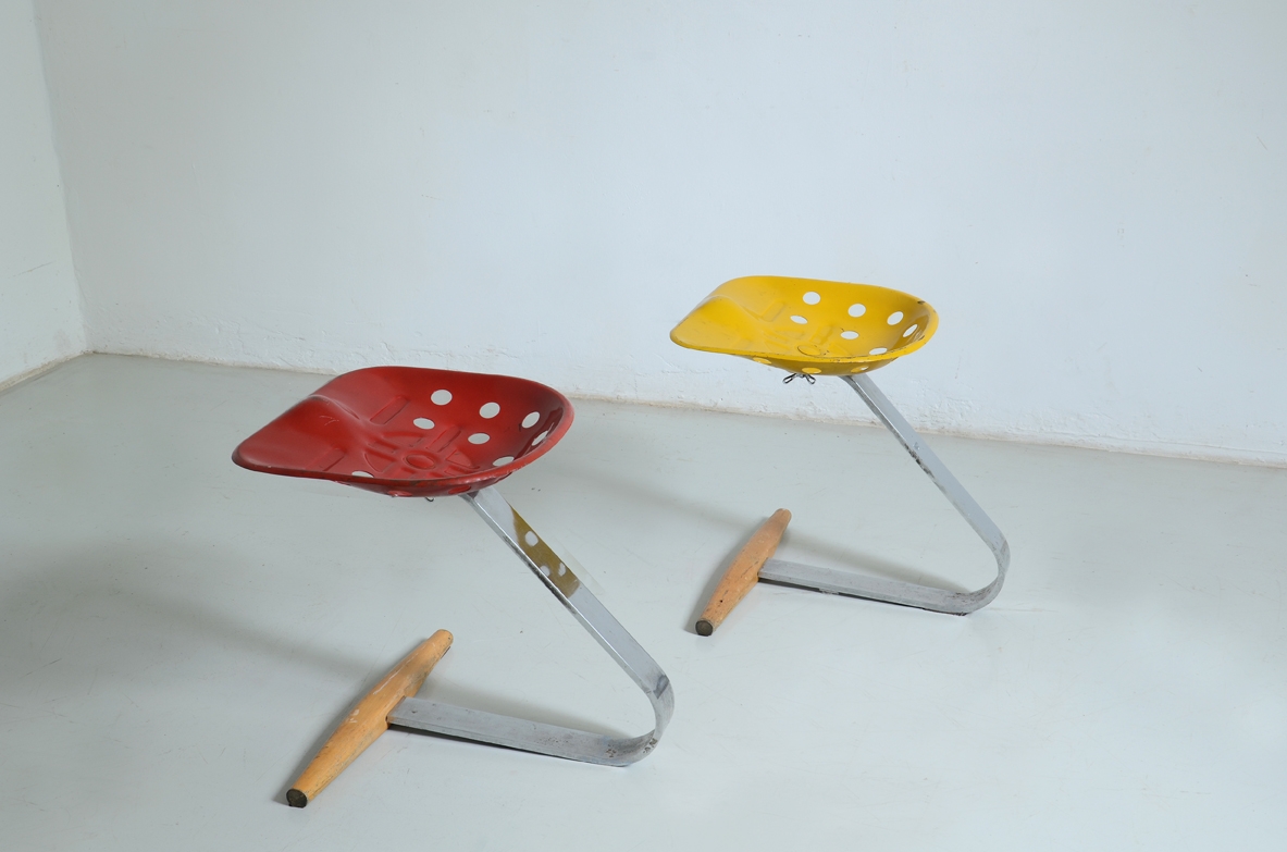 Mezzadro seating couple with support structure in steel, lacquered metal and wood.
