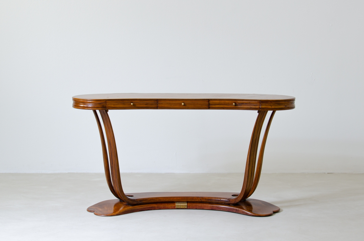 Osvaldo Borsani, elegante tavolo/console in legno laccato con piano in cristallo e struttura in ottone. Prod. Arredamenti Borsani, Italia 1940ca.
