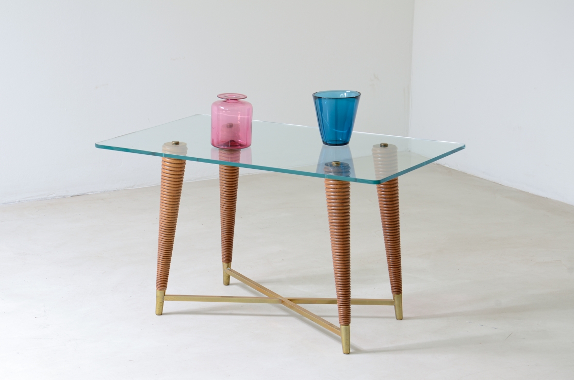 Melchiorre Bega, raro tavolino con gambe in legno tornito e crociera in ottone, piano in cristallo di grande spessore