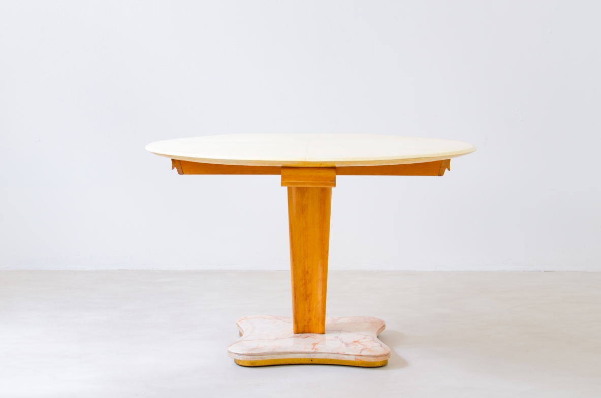 Raro tavolo con piano in pergamena e base sagomata in marmo "Rosa del Portogallo". Colonna mossa e cassetti in acero biondo. Manifattura italiana, 1950ca.