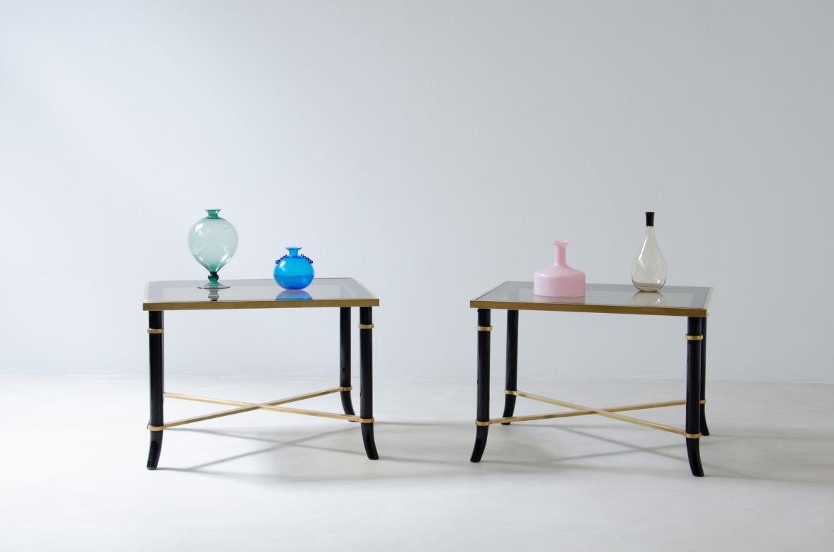 Coppia di tavolini in metallo e ottone, piano in cristallo brunito. Manifattura Italiana 1970ca.