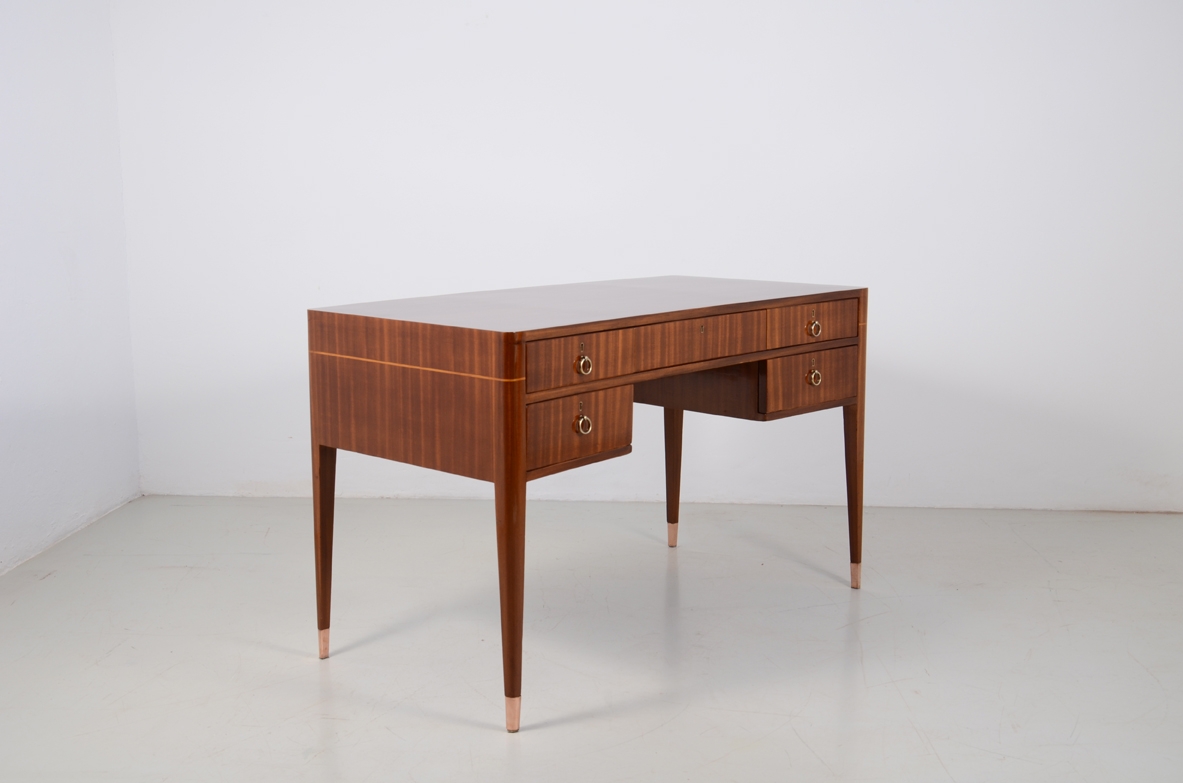 Italian elegant and curved 1950's desk in walnut and maplewood with five drawers and brass tips.