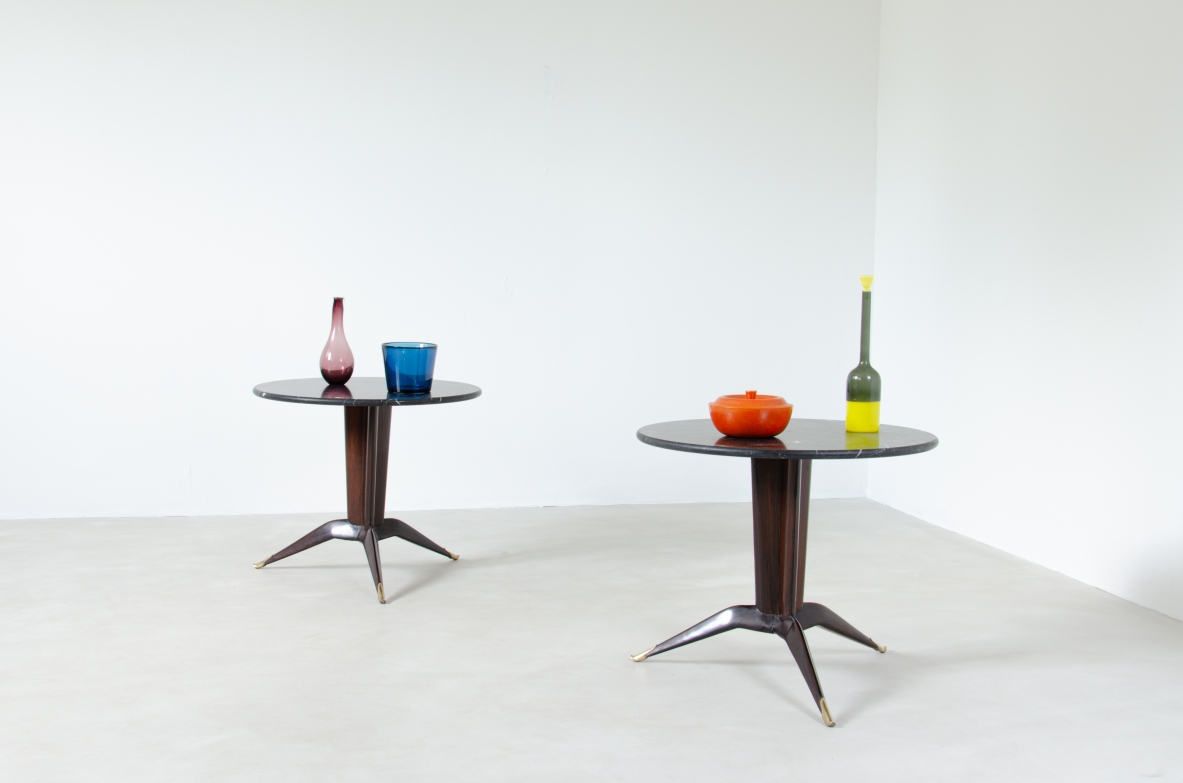 Splendida coppia di tavolini con gamba centrale, puntali in ottone e piano in marmo nero Marquinia. Attr. Carlo Rava, 1950ca.