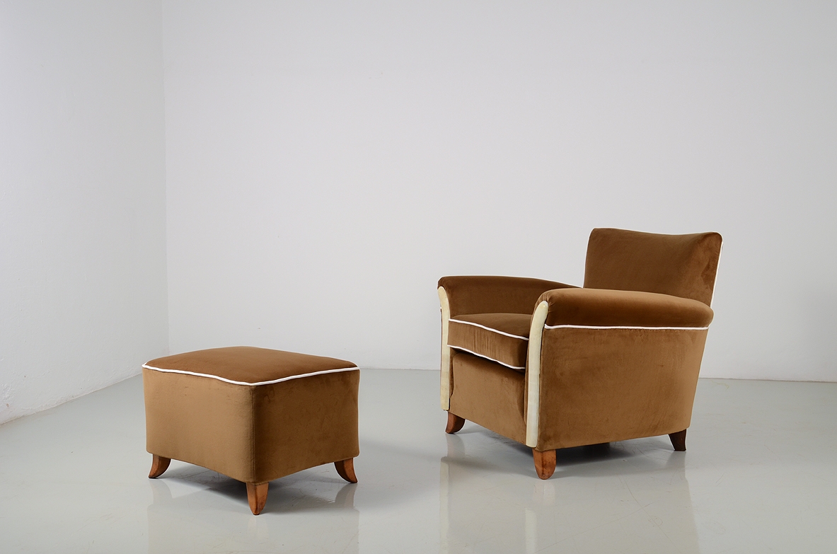 Poltrona e pouf coordinato con rivestimento in velluto marrone. Manifattura italiana, 1940ca.