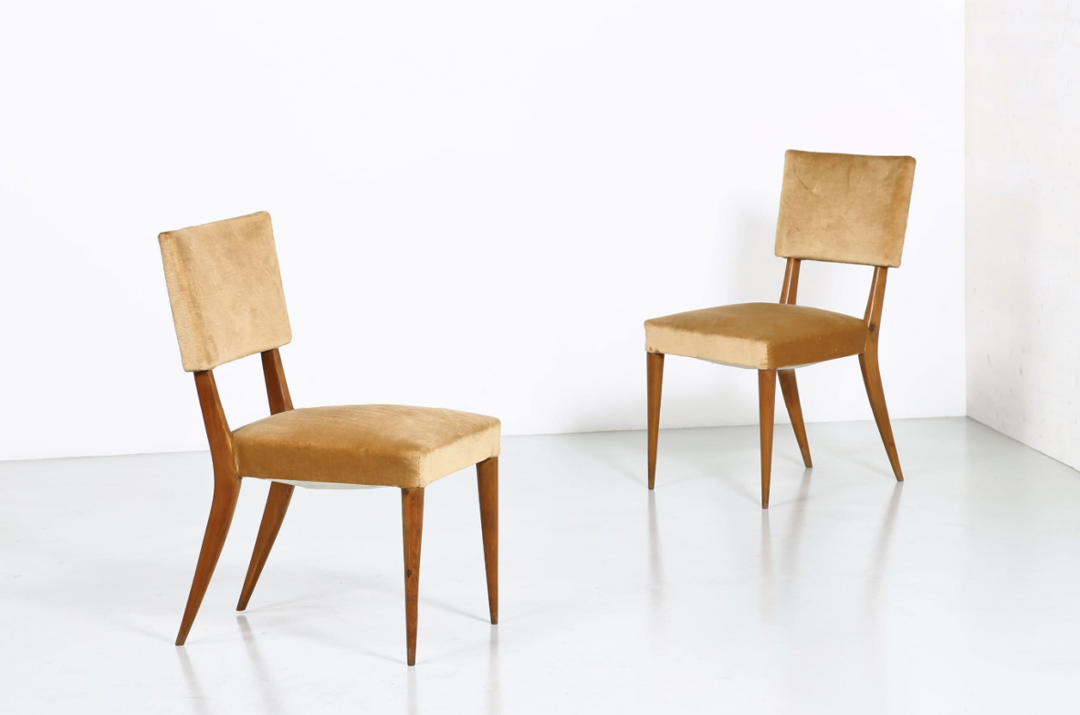 Enrico Ciuti, due sedie in legno chiaro con seduta e schienale imbottini. Manifattura Italiana 1950ca.