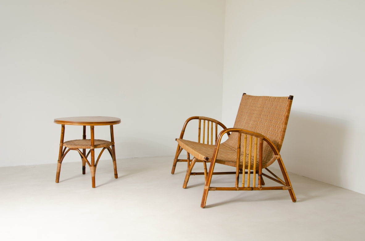 Divano a due posti in giunco e rattan con tavolino in rattan e piano in legno. Manifattura Italiana 1950ca.