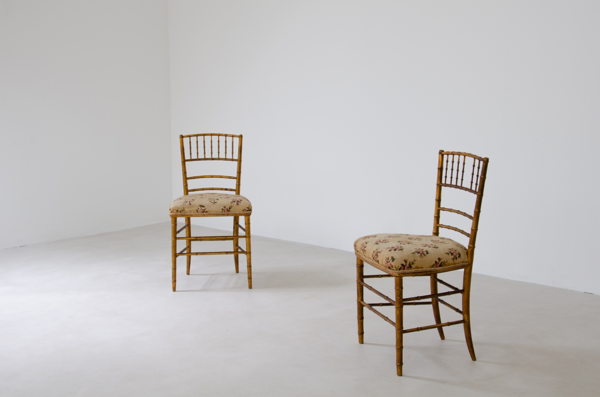 Coppia di sedie in legno tornito e dorato con seduta imbottita con tessuto ricamato originale.  Italia primi 900'.
