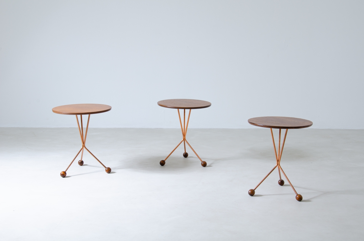 Tre tavolini con base in tondino di rame e piano in legno con piccole sfere in legno alla base.