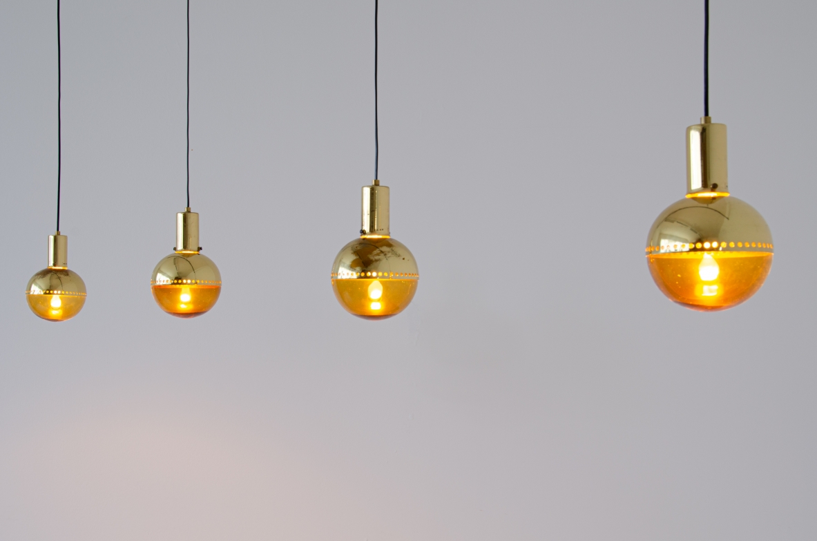 Hans A. Jacobsson, set di quattro lampade a sospensione in ottone e vetro soffiato.  Prod. Haj, Stockholm Svezia, anni 1960ca.