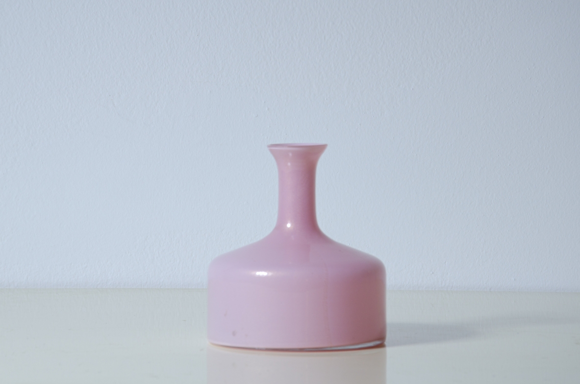 Salviati Venezia, vaso in vetro lattimo rosa chiaro con polvere d'oro.  Salviati & C, Murano anni '70.