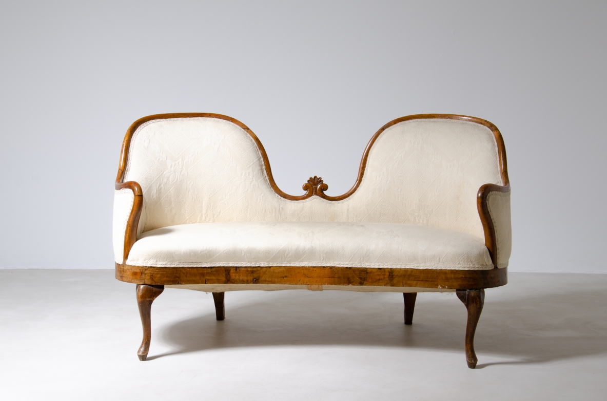 Piccolo elegante divano a due posti in legno e tessuto.  Italia epoca Carlo X, 1830ca.