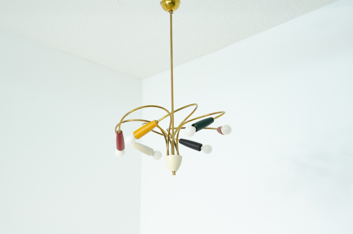 Piccolo lampadario a sei luci in ottone e metallo colorato.  Manifattura italiana anni 50.