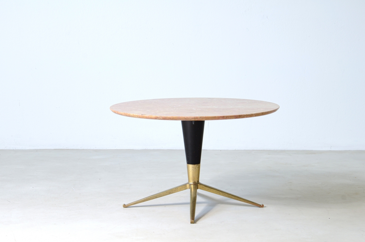 Melchiorre Bega, tavolino con base a quattro razze in ottone, fusto in legno tornito e piano in marmo.  Bega & C.Bologna anni 50.
