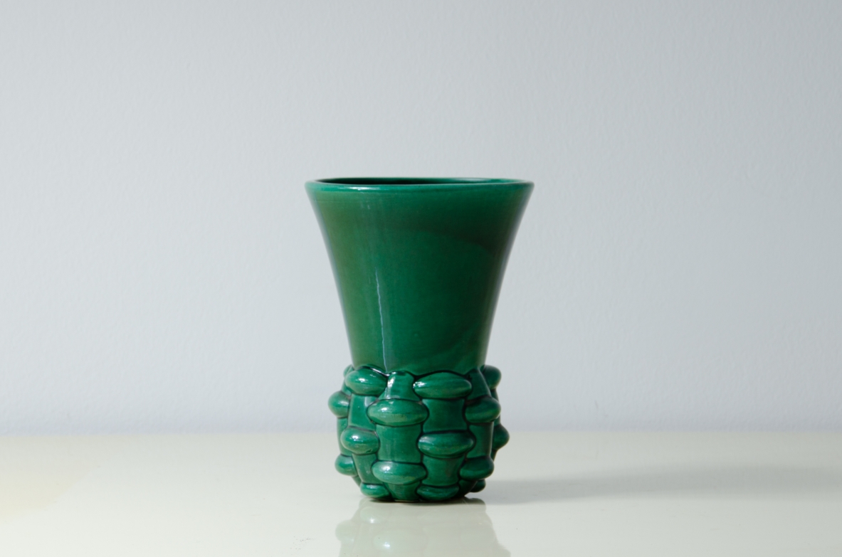 Vaso in ceramica colorata con motivo a corda intrecciata alla base.  Francia, anni 30.