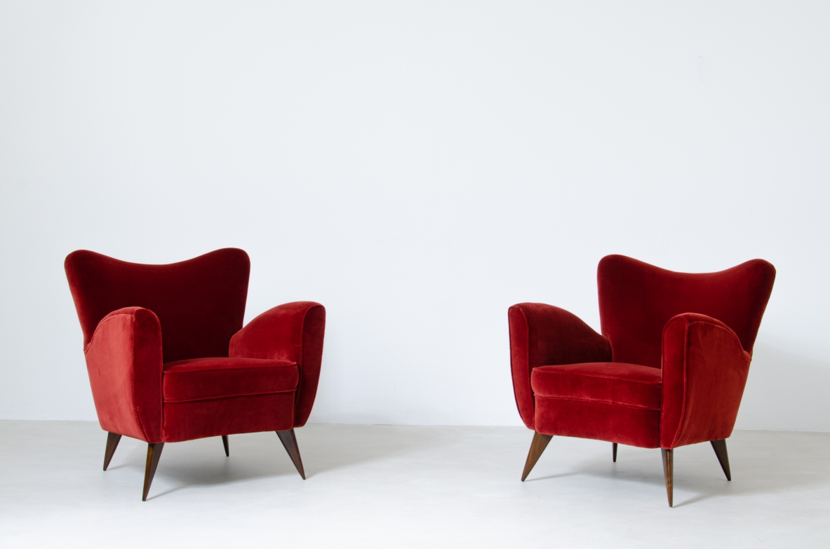 Elegante coppia di poltrone rivestite in velluto.  Manifattura Isa, Bergamo, 1950ca.