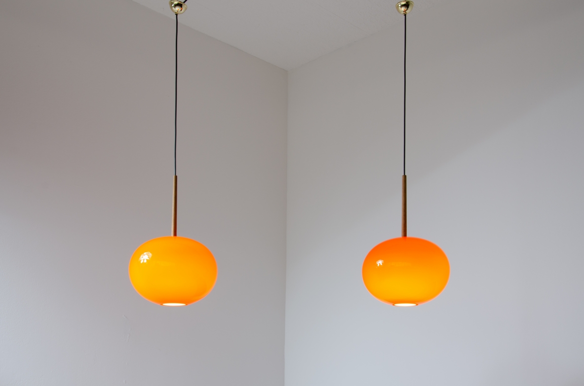 Coppia di lampadari in vetro soffiato e stelo in legno.  Manifattura Scandinava, 1950ca.