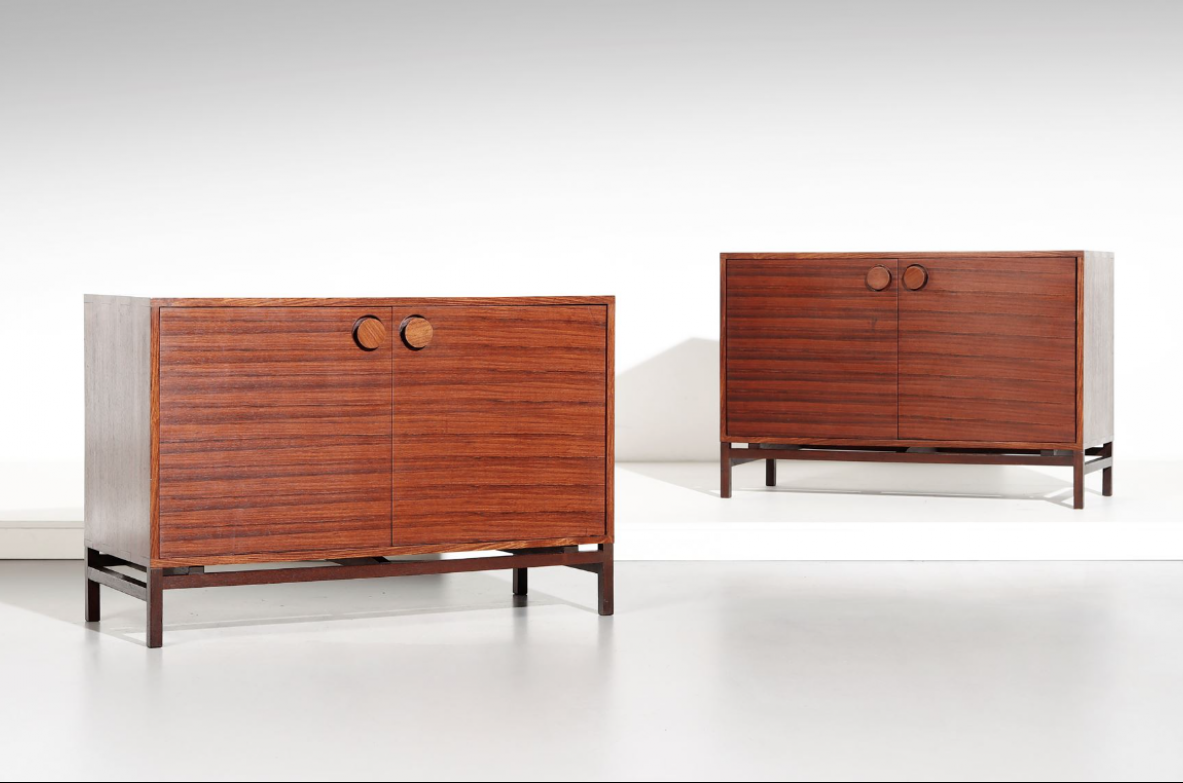 Hans Hove & Palle Petersen, coppia di raffinati mobili contenitori in palissandro con ripiani e cassetti all' interno.  Danimarca, 1960 ca.