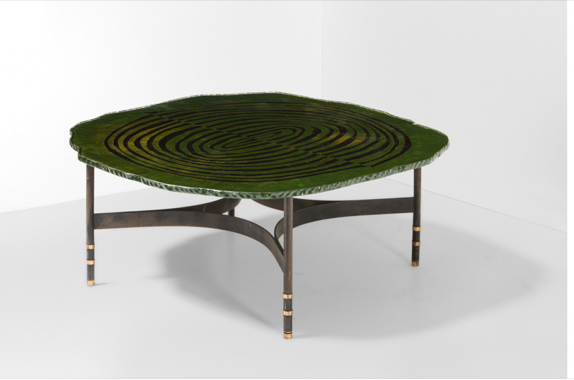 Duilio Barnabè detto Dubè (1914-1961)  Tavolino con struttura in metallo e ottone con piano in vetro di grande spessore curvato e molato lungo i bordi e retro dipinto a smalto.  Produzione Fontana Arte anni 50.