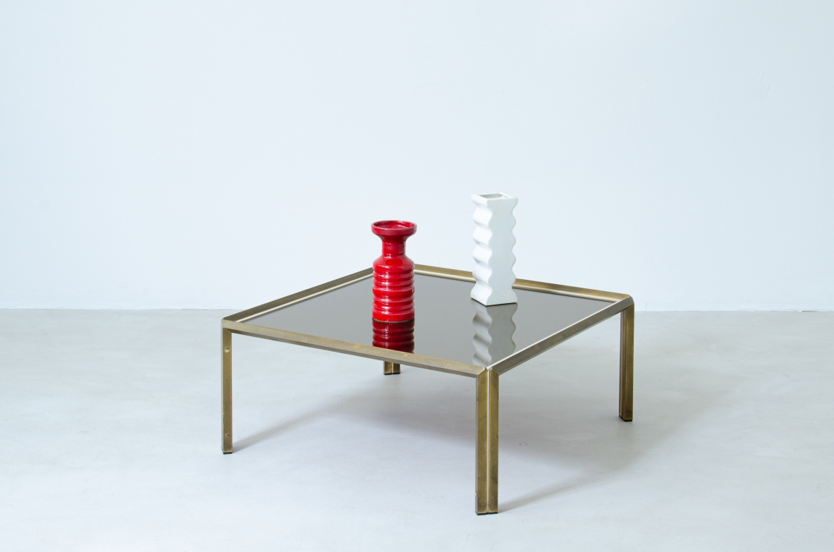 Willy Rizzo (1928-2013)  Tavolino in ottone e metallo verniciato con piano in vetro specchiato bronzo scuro.  Prodotto da Officine Willy Rizzo, Tivoli, 1970.