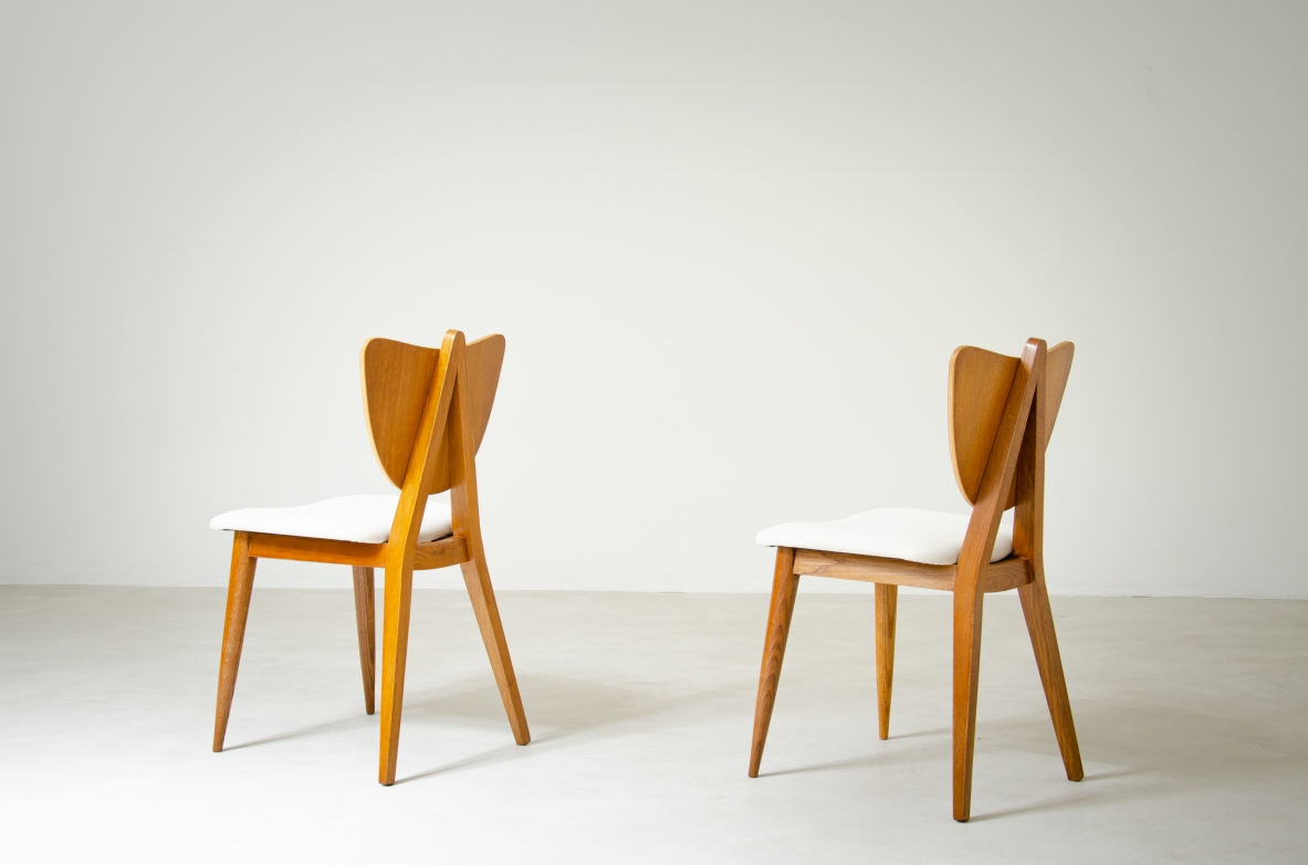 Due sedie in rovere con seduta in legno imbottito e schienale a forma di cuore.  Manifattura francese, 1950ca.