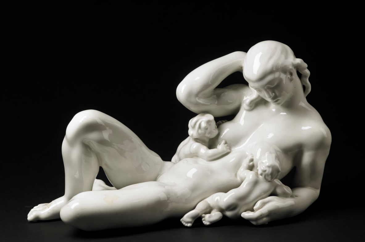"The Water Mother".  Ceramica smaltata con figura femminile sdraiata e due fanciulli.  Realizzata per l'esposizione internazionale delle arti decorative di Parigi nel 1925.  Kay Nielsen, Bing & Grondhal, Copenhagen, 1925.
