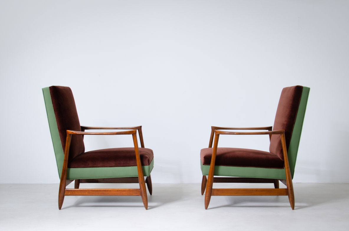 Coppia di eleganti poltrone con struttura in legno e tessuto imbottito.  Manifattura italiana, 1960ca.