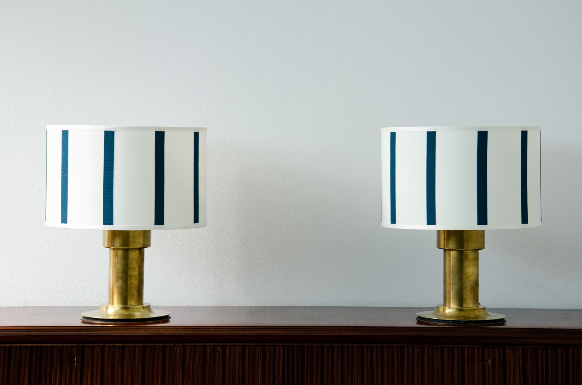 Coppia di lampade da tavolo con fusto a cilindro in ottone e cappello in tessuto. Manifattura italiana 1970ca.