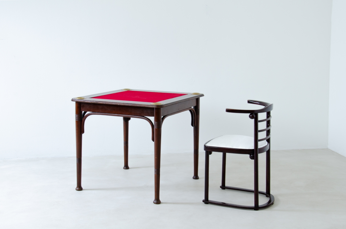 Tavolo in legno curvato e piano in panno rosso con dettagli in ottone. Produzione J.J.Kohn, Vienna, inizio XX sec.