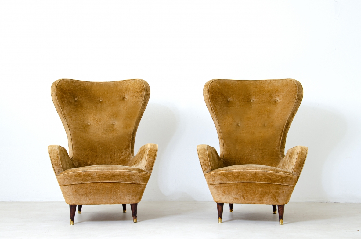 Gianni Saibene Coppia di eleganti poltrone in legno imbottito con schienale alto. Manifattura italiana, 1950ca.