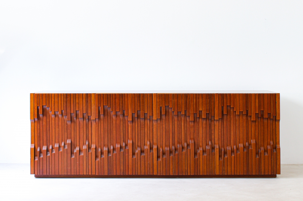 Luciano Frigerio. Grande credenza decorato con listelli di legno esotico. Produzione Frigerio di Desio, 1970ca