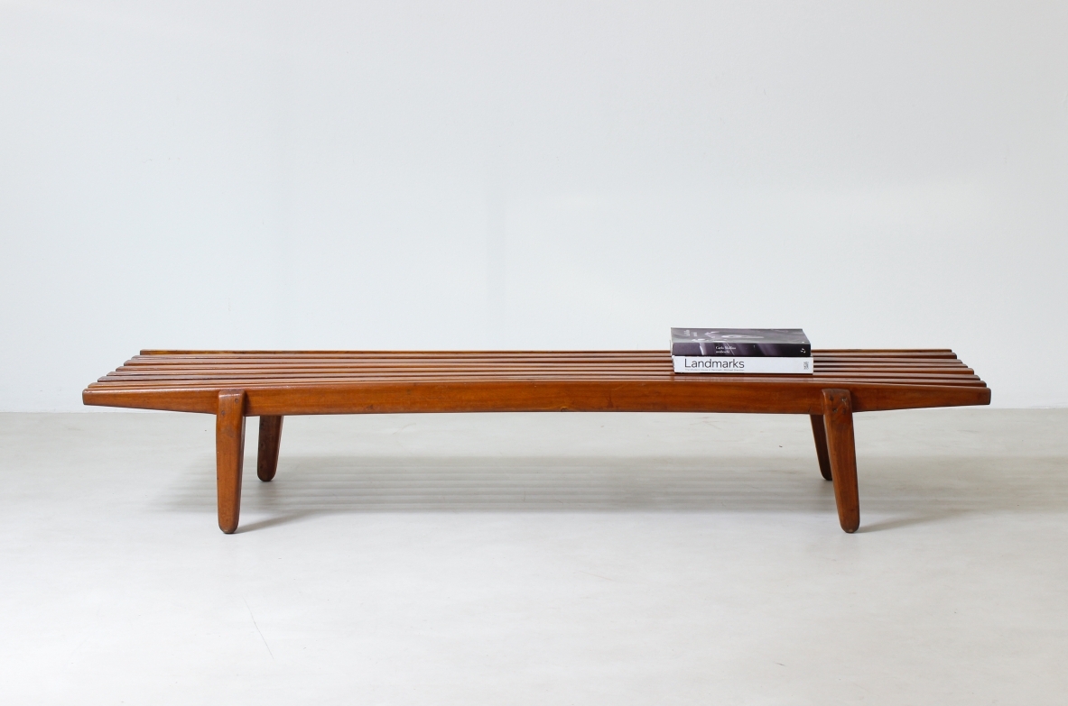 Panca in legno di teak.  Manifattura italiana, 1960ca.
