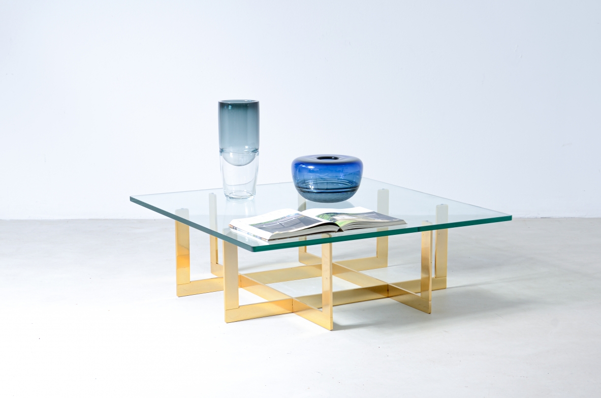 Elegante tavolo basso con struttura in ottone e piano in cristallo molato di forte spessore.