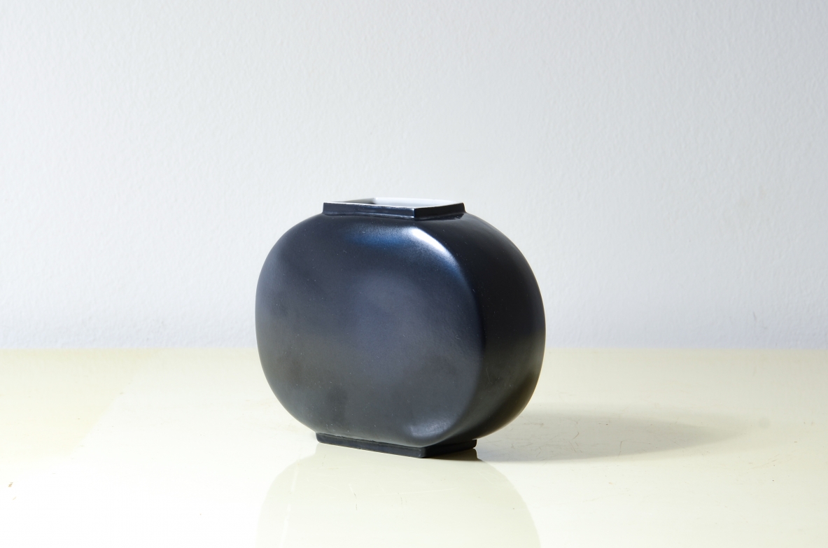 Vaso in porcellana ovale smaltato matt. Manifattura italiana, 1950.ca