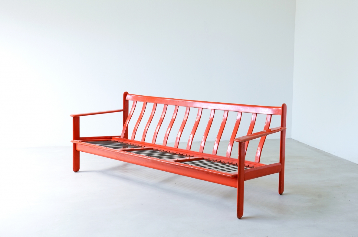 Vico Magistretti (1920-2006)  Three-seater sofa in lacquered wood with wavy backrest.  Perfect original condition, cushions in progress.  Model Carimate, Italy, 1959.