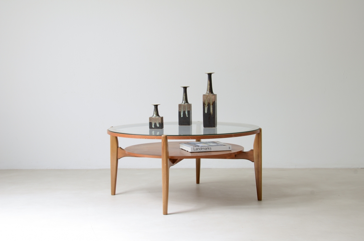 Grande tavolo basso in legno chiaro con piano in vetro molato e piano in legno.  Manifattura Italiana, 1950 ca.