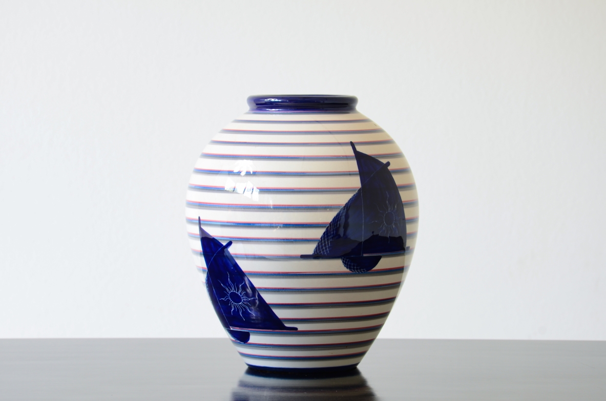 Vaso in ceramica con barche a vela su sfondo a fasce prodotto da Società Anonima Ceramiche Rometti Umbertide, disegno di Corrado Cagli e Dante Baldelli, 1928/30, firma incisa alla base.