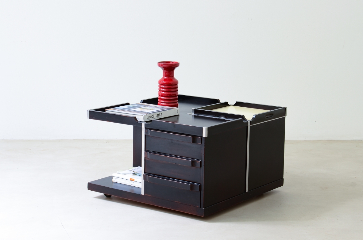 Tavolino da salotto quadrato in legno scuro e dettagli cromati. Vano portaoggetti e tre cassetti.  Manifattura italiana anni '70