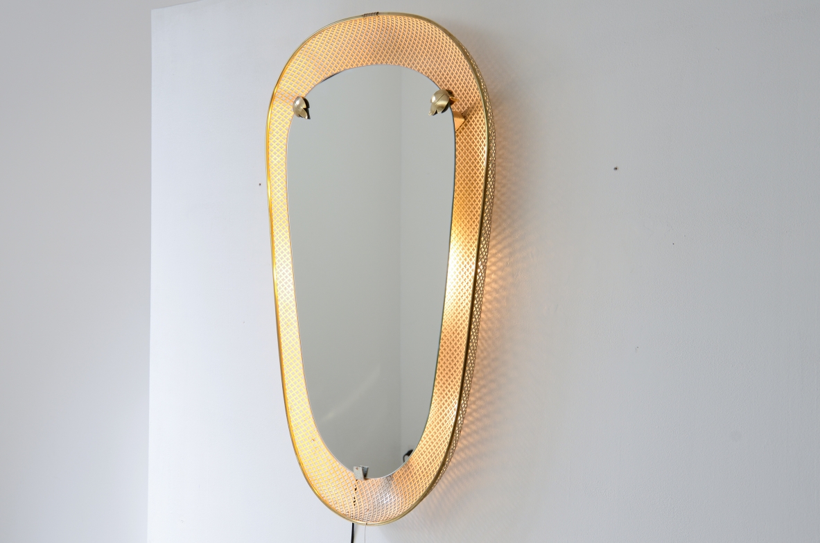 Grande specchiera retro illuminata in rete di metallo a forma di cuore con dettagli in ottone. Specchio molato.  Manifattura italiana primi anni '50