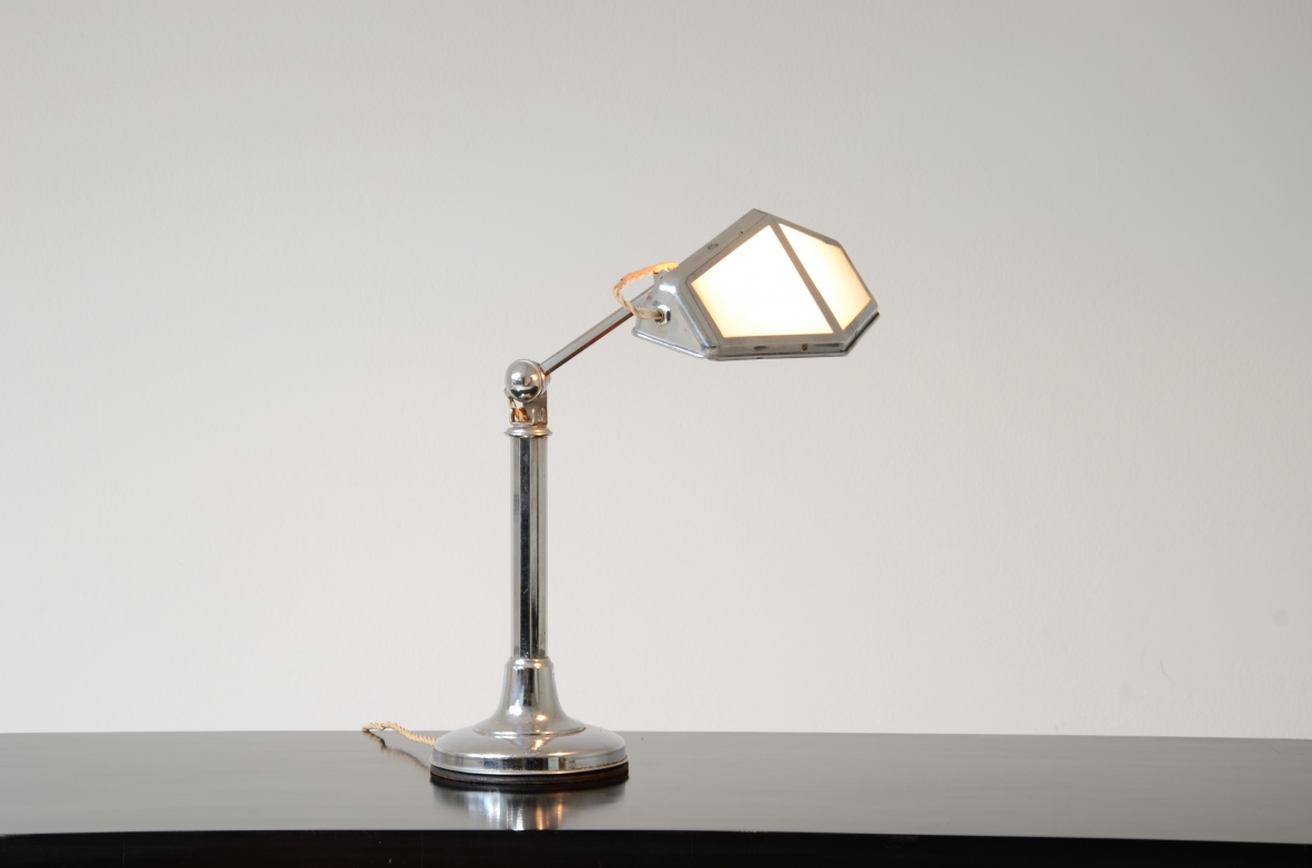 Lampada da tavolo in metallo cromato e vetro opalino.  Manifattura francese, 1930ca.