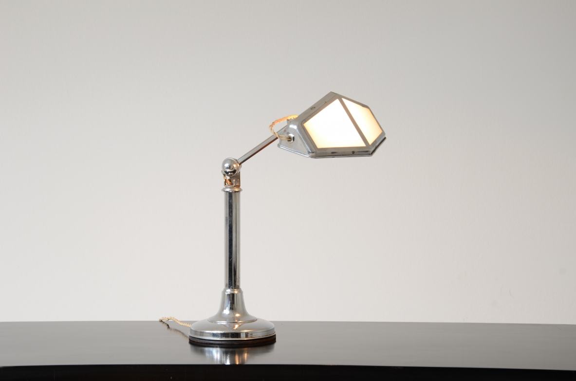 Lampada da tavolo in metallo cromato e vetro opalino.  Manifattura francese, 1930ca.