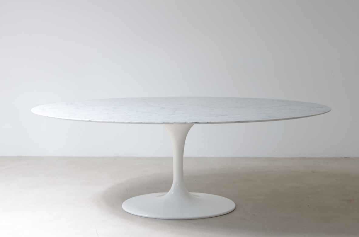 Saarinen Tulip Knoll Oval Table, original Saarinen design base in aluminum