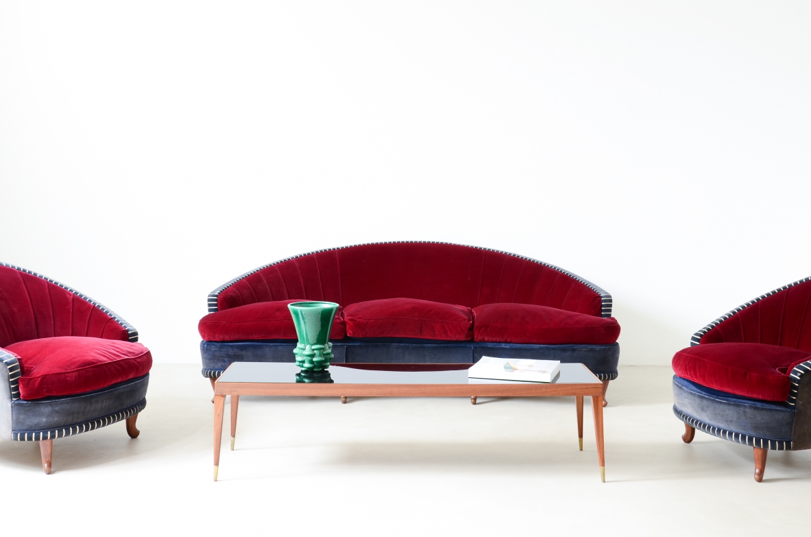 Salotto composto da elegante divano curvo e due poltrone 1940ca. 