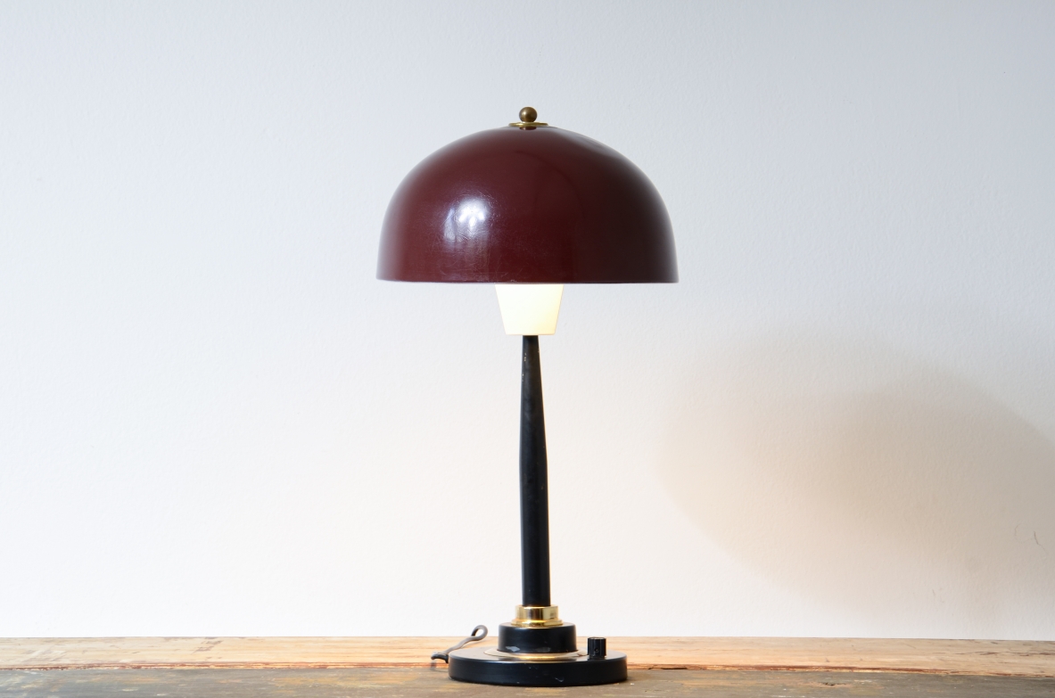 Stilux Milano  Grande lampada da tabolo in metallo a tre colori con interruttore a tre regolazioni.  Manifattura Stilux Milano 1960ca.