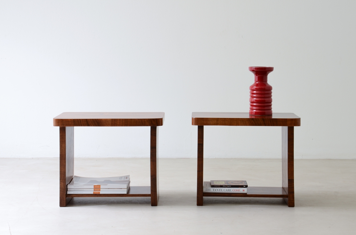 Coppia di piccoli tavolini/ comodini in radica di noce.  Manifattura italiana anni '30