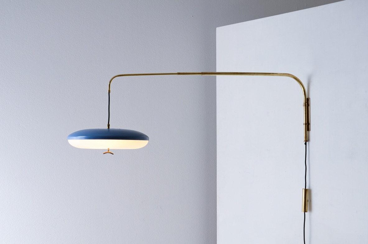 Stilux Milano  Lampada telescopica saliscendi con contrappeso e braccio estensibile in ottone.