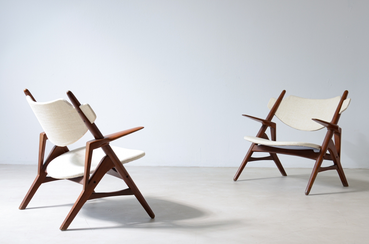 Hans J. Wegner Pair of CH-28 Sawbuck armchairs with teak wood frame 1951