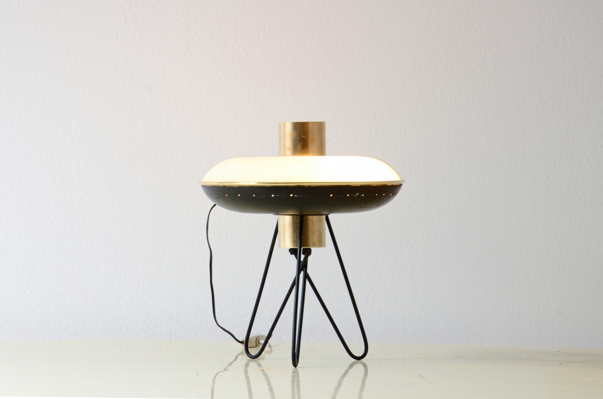 Piccola lampada da tavolo con disco in metallo forato e vetro stampato 1950